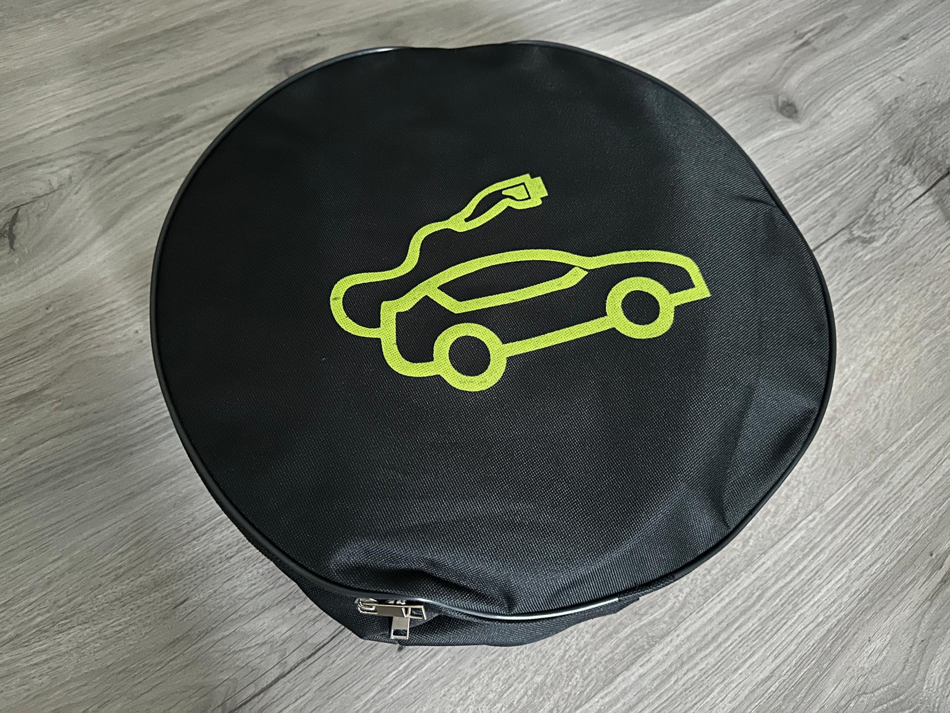 Rund väska för laddkabel med Tesla-motiv
