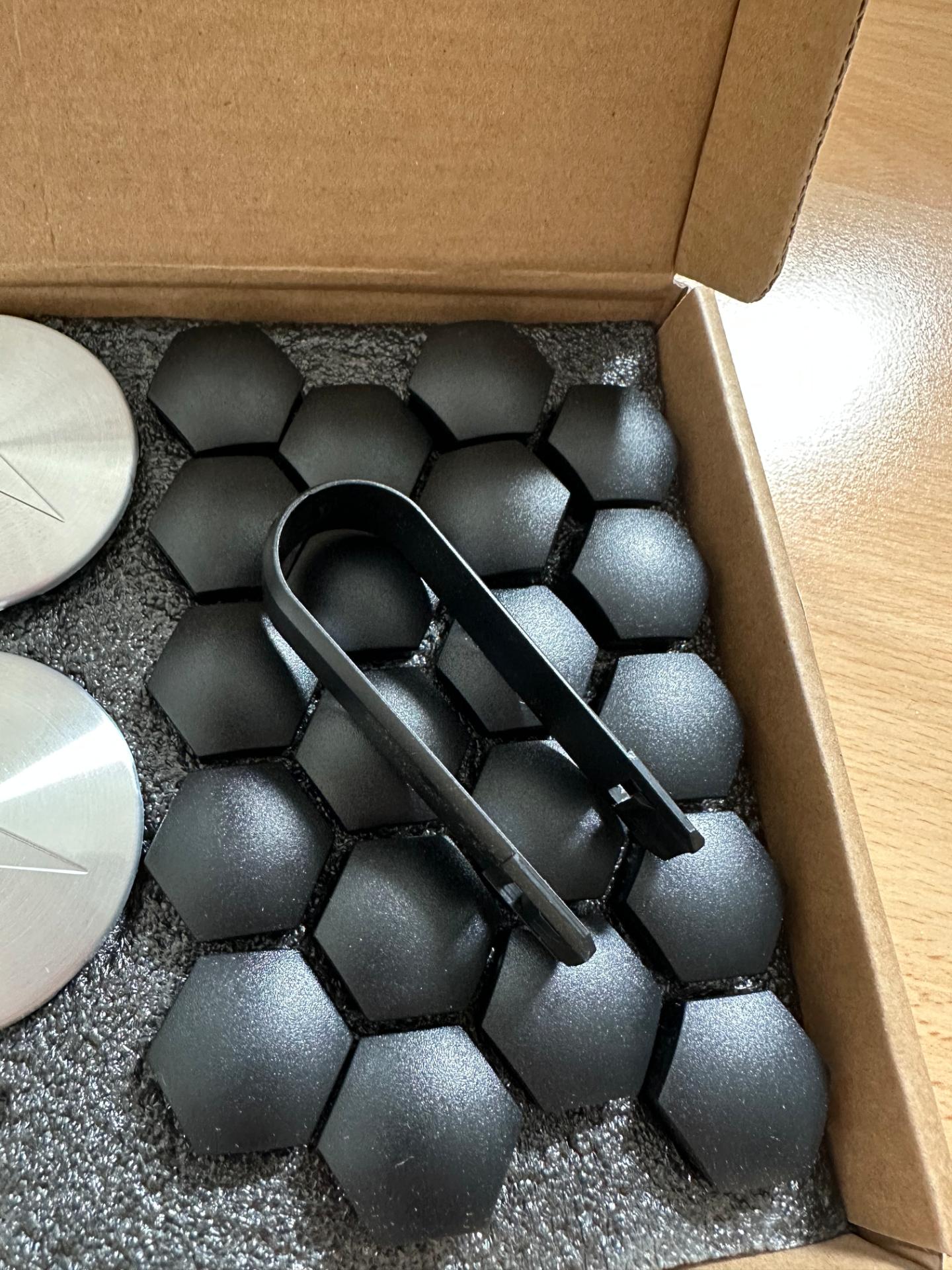 Centrumkåpor 56 mm och mutterkåpor till Teslas originalfälgar – i förpackningen