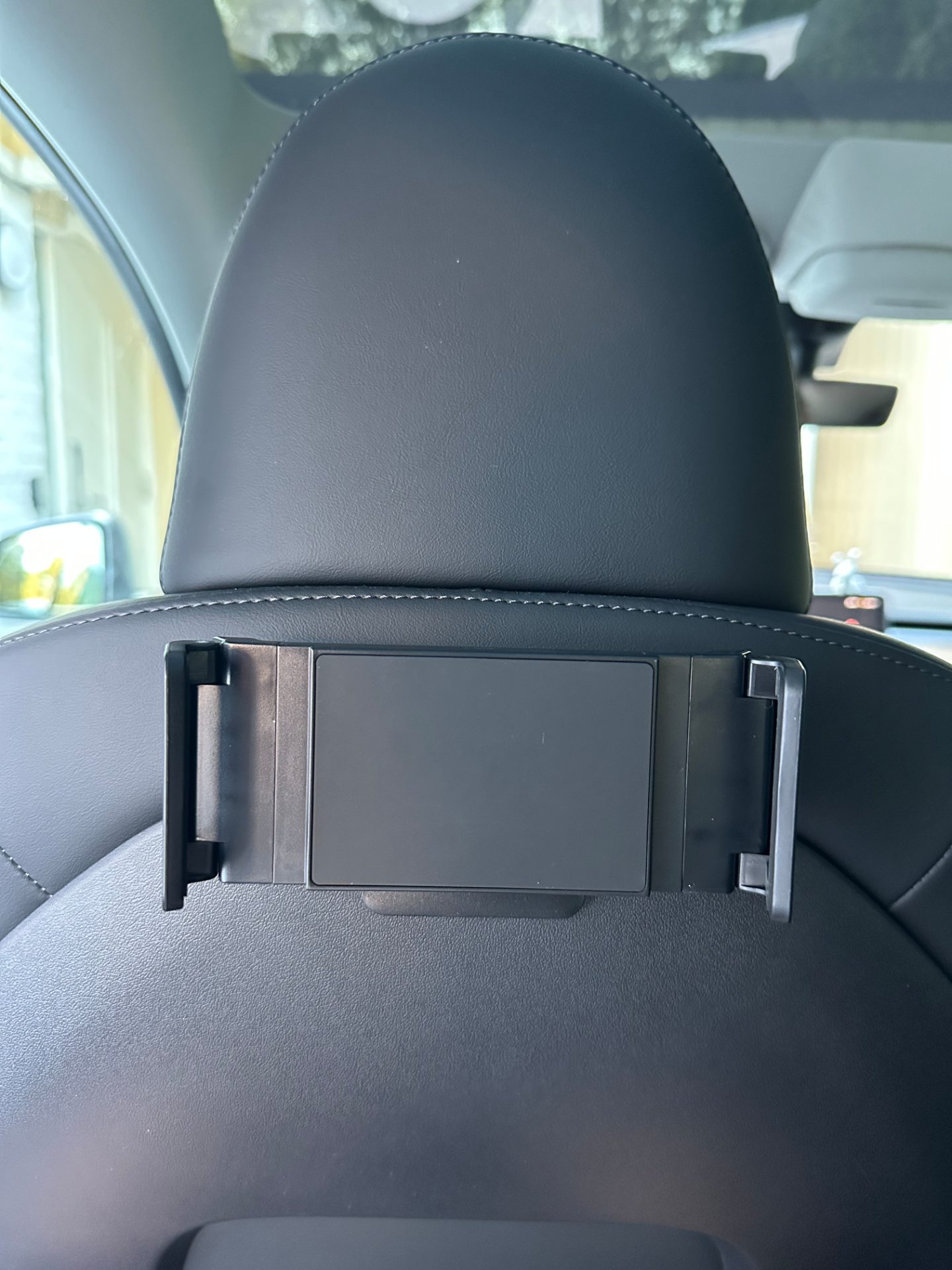 Hållare för tablet/mobil på nackstödet i Tesla Model 3/Model Y – monterad