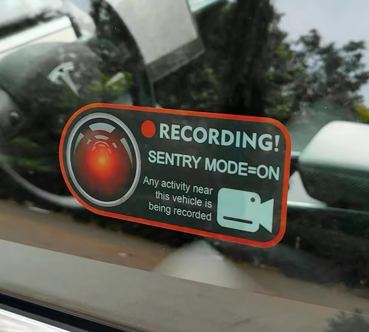 Sentry Mode-larmdekal på bilrutan till en Tesla