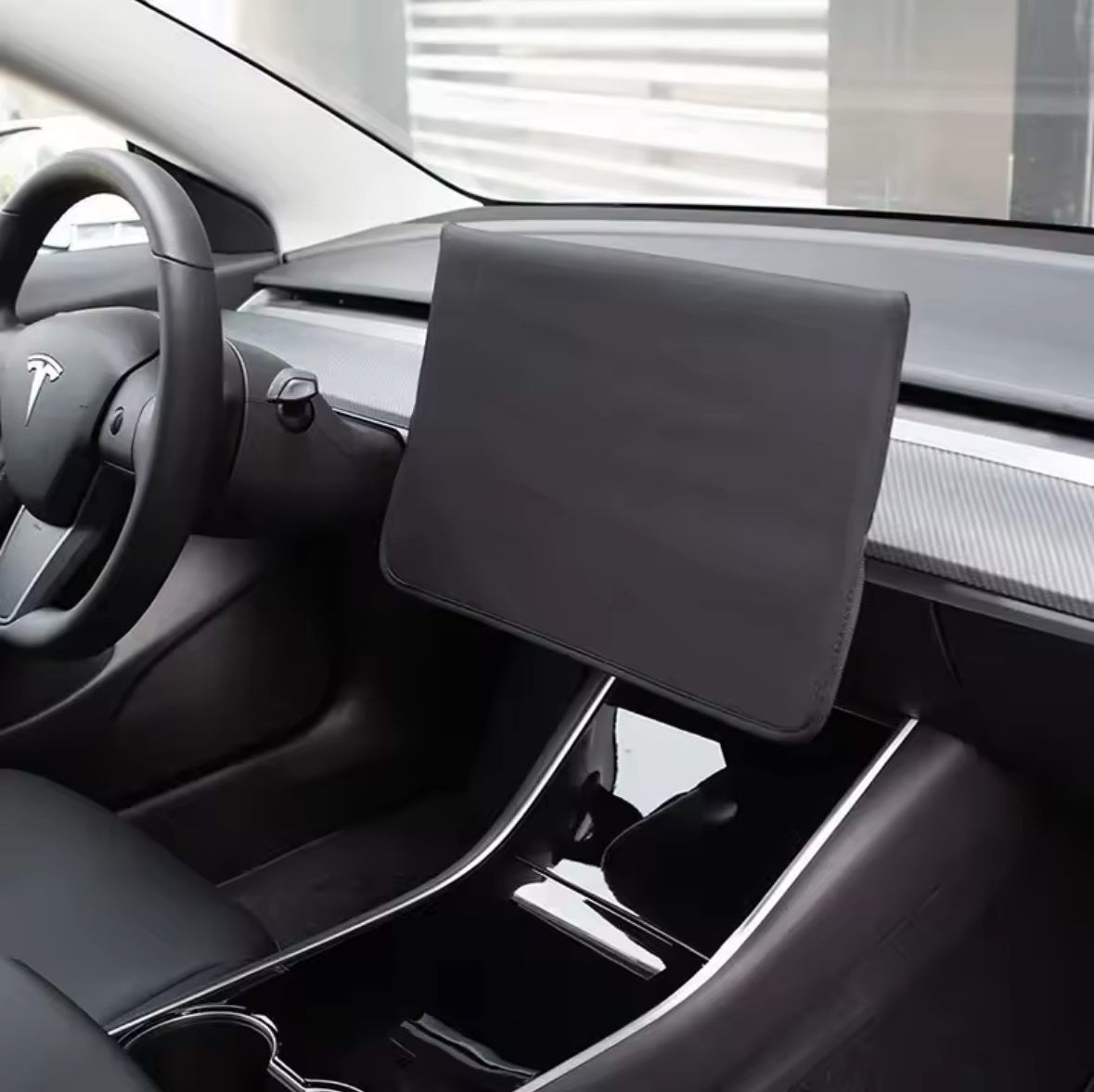 Svart skyddsöverdrag på skärmen i Tesla Model 3/Model Y