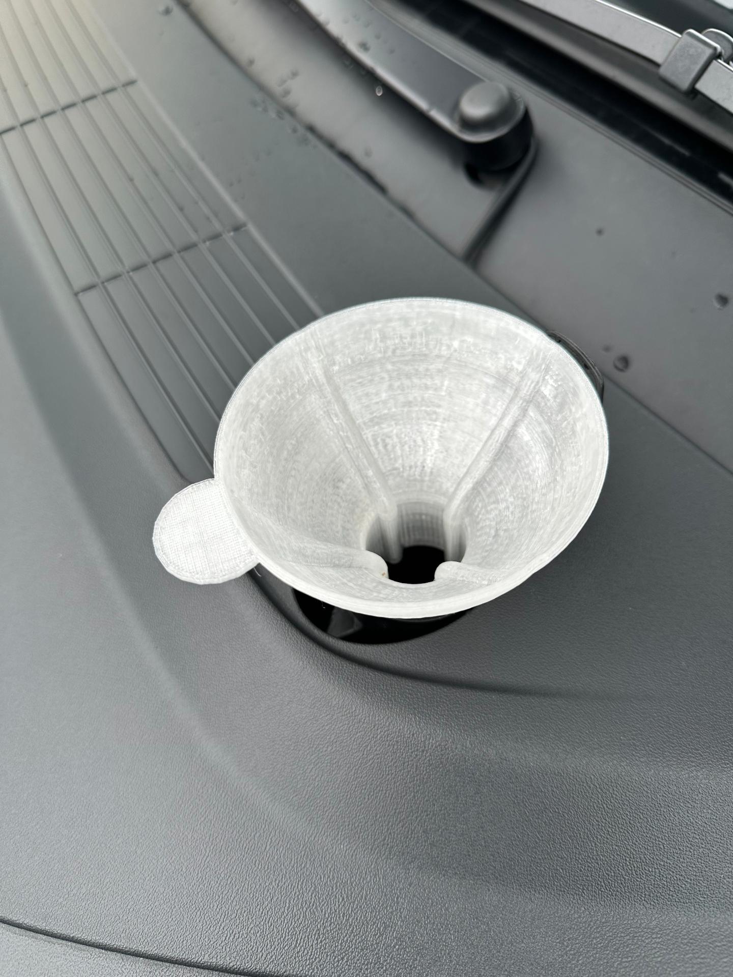 3D-printad tratt för spolarvätska i påfyllningsröret på en Tesla