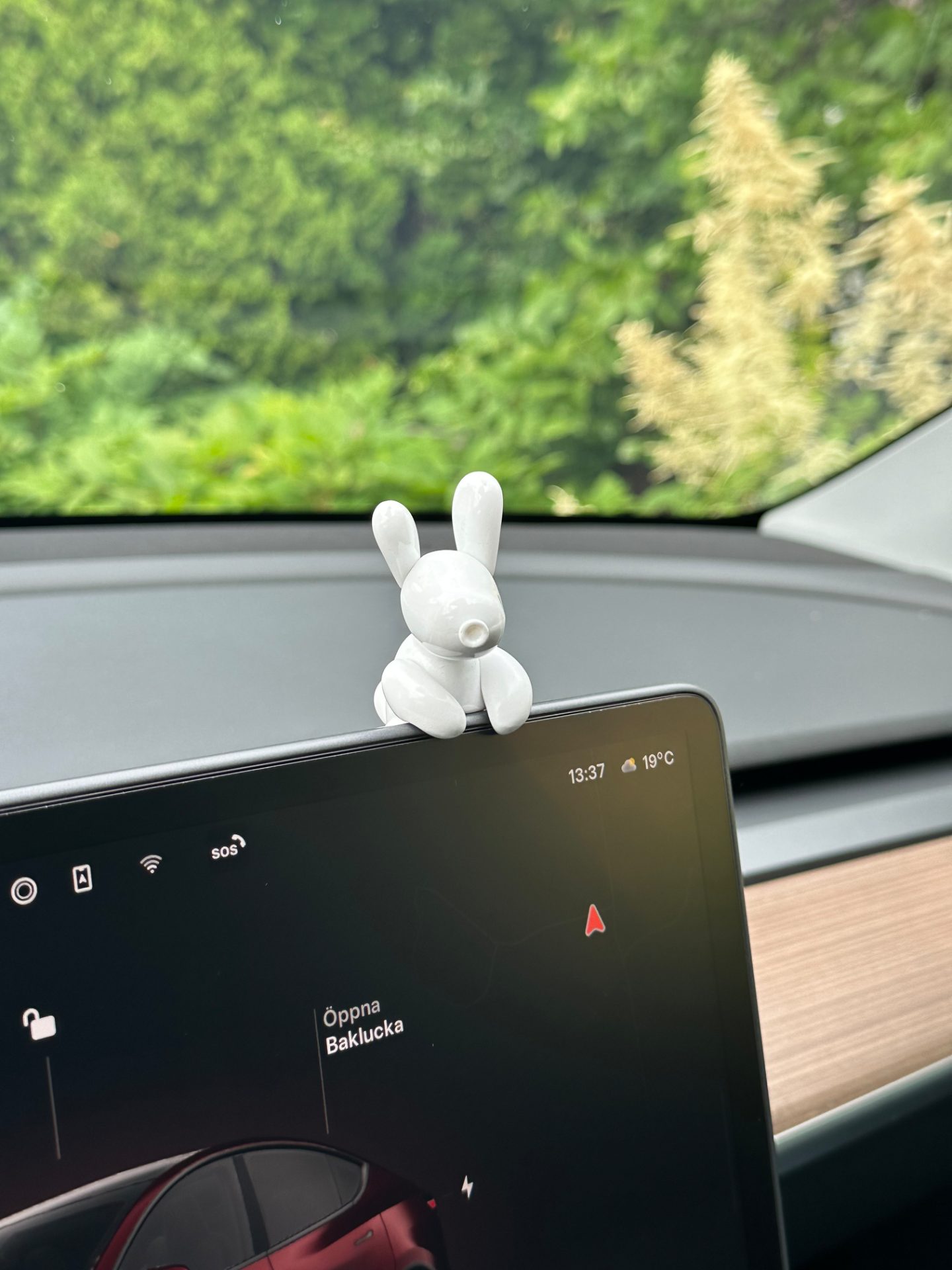 Dog Mode Mini – vit ballonghundfigur på skärmen i en Tesla