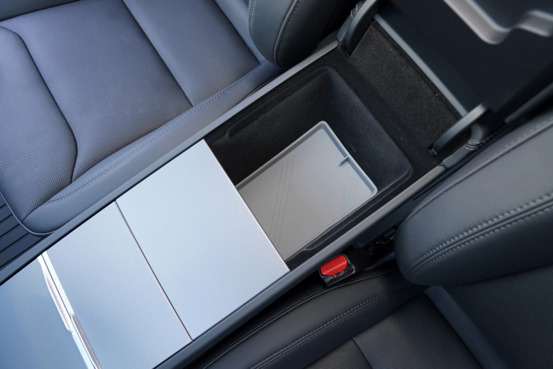 Silikonmatta i armstödets förvaringsfack i Tesla Model 3 Highland (2024-)/Model Y Juniper (2025-)