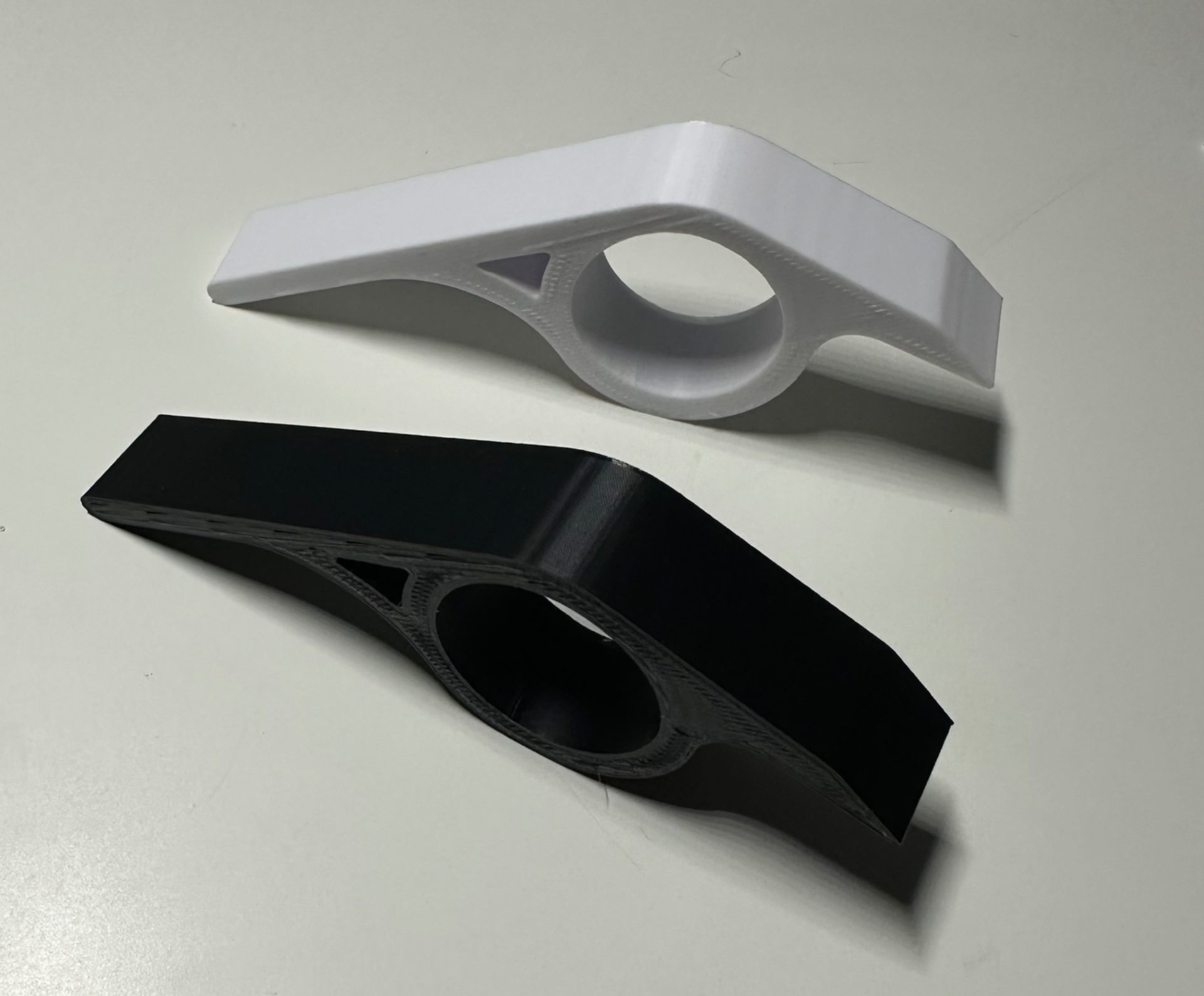3D-printade verktyg för locket till dragkroken på Tesla, svart och vit