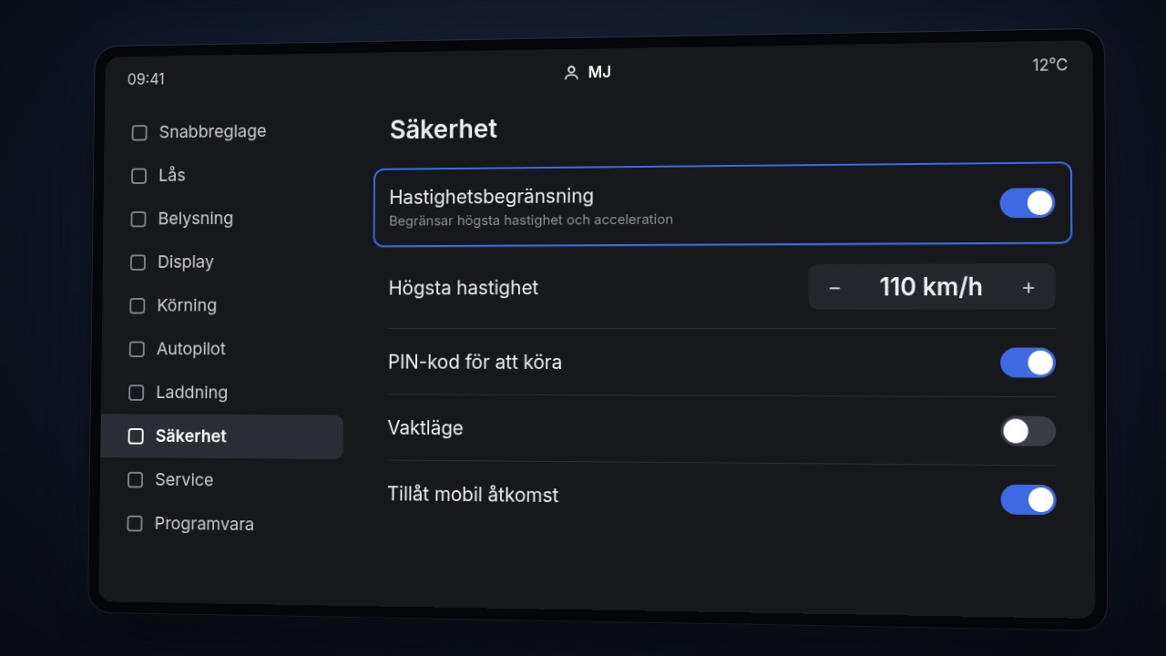 Ny förare i en vit Tesla Model Y med hastighetsbegränsning påslagen